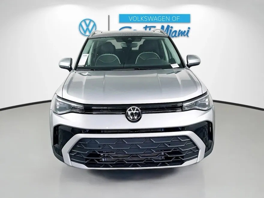 2025 Volkswagen Taos SE photo 1