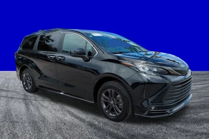 2024 Toyota Sienna Woodland Edition photo 1