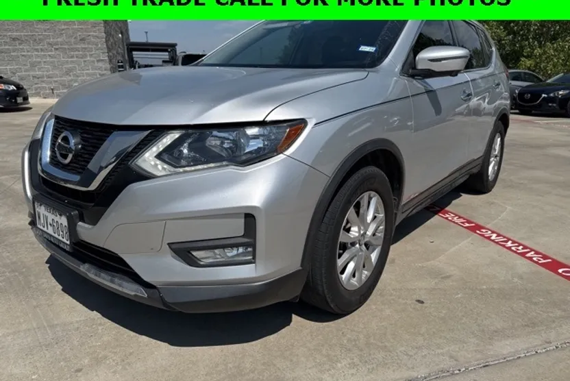 2017 Nissan Rogue SV photo 1