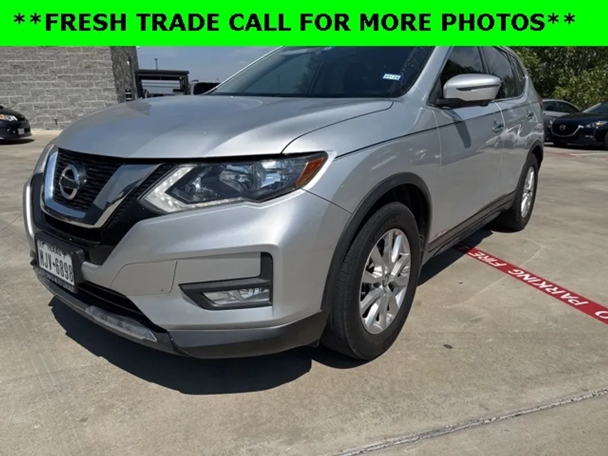 2017 Nissan Rogue SV photo 1