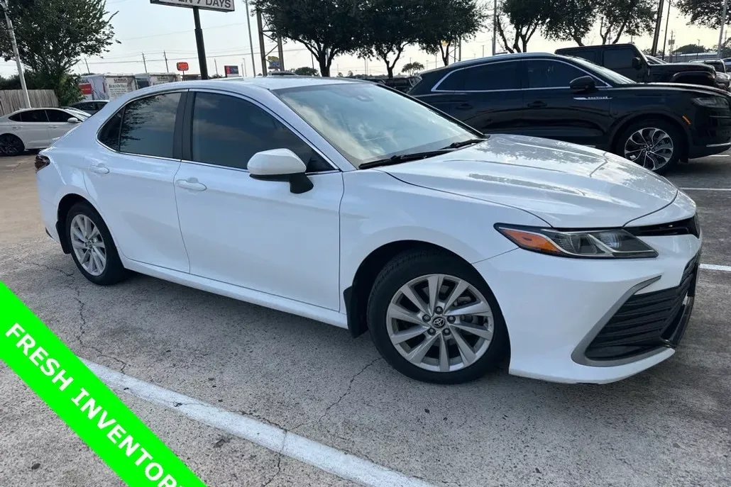 2022 Toyota Camry LE photo 1