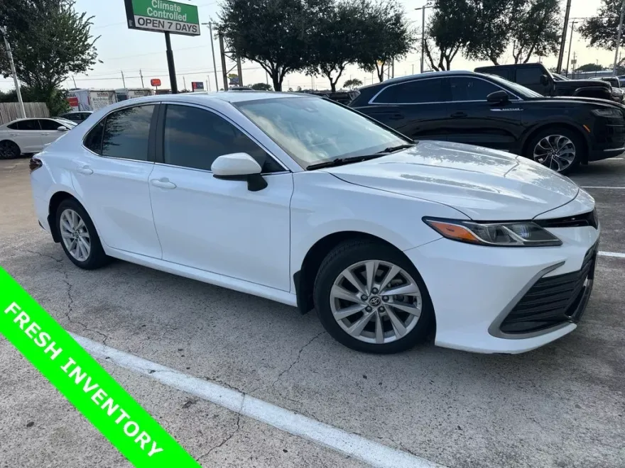 2022 Toyota Camry LE photo 1