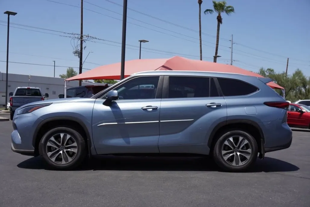 2023 Toyota Highlander L photo 1