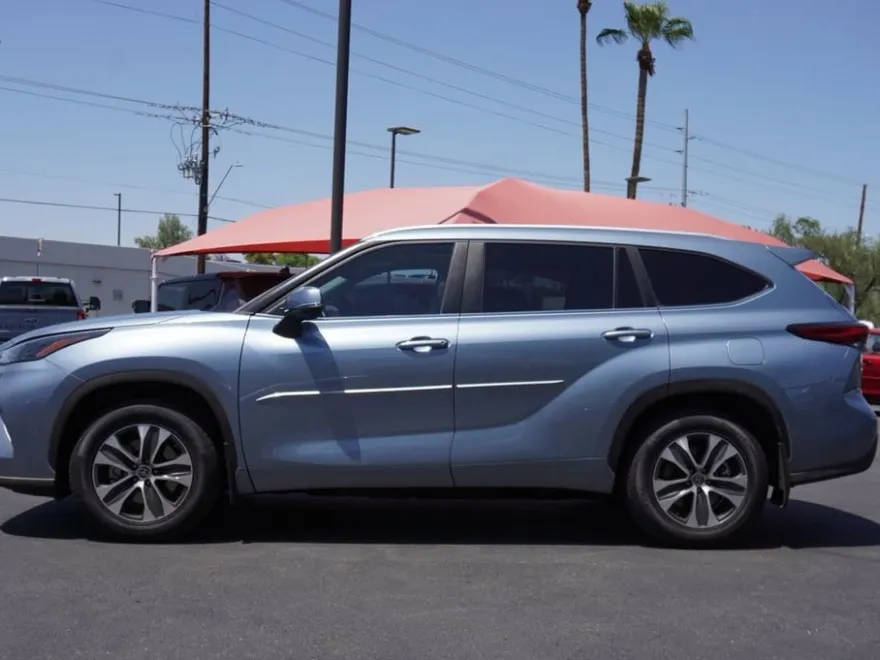 2023 Toyota Highlander L photo 1