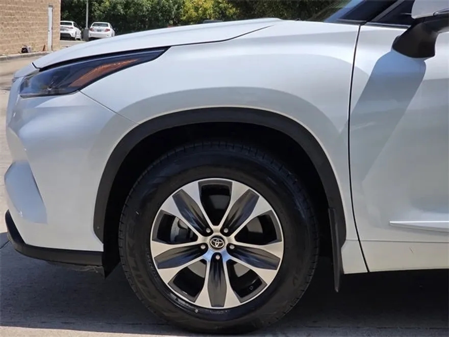 2023 Toyota Highlander XLE photo 1