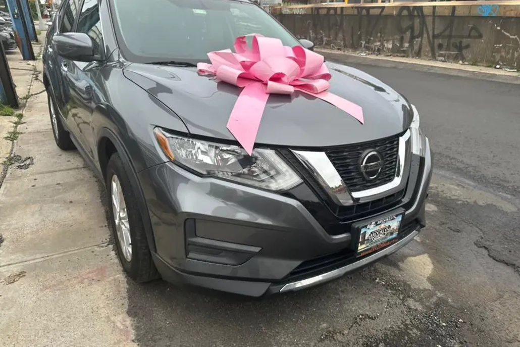 2018 Nissan Rogue SV photo 1