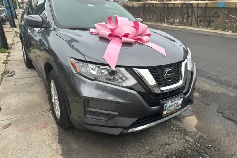 2018 Nissan Rogue SV photo 1