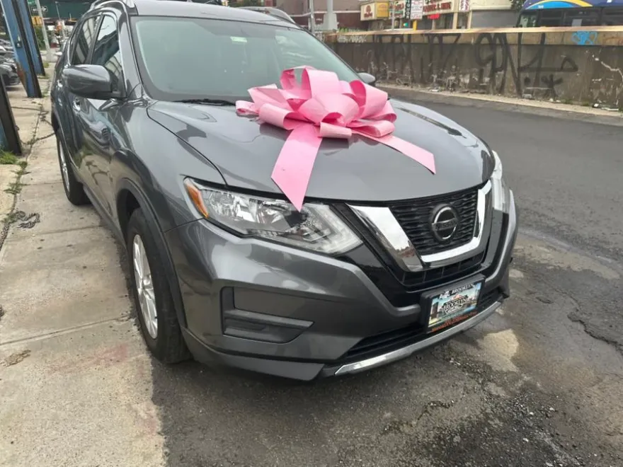 2018 Nissan Rogue SV photo 1