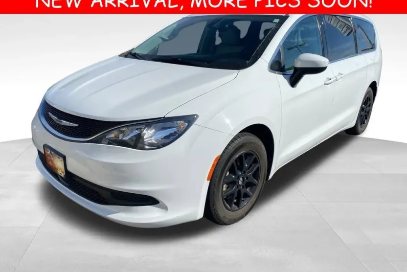 2021 Chrysler Voyager LXi photo 1