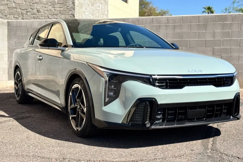 2025 Kia K4 GT-Line photo 1