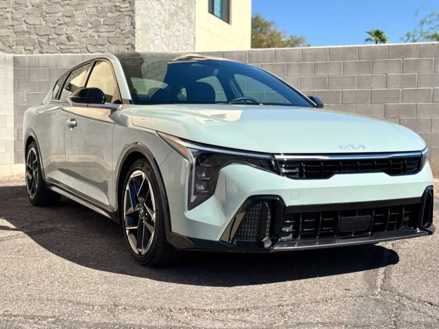2025 Kia K4 GT-Line photo 1