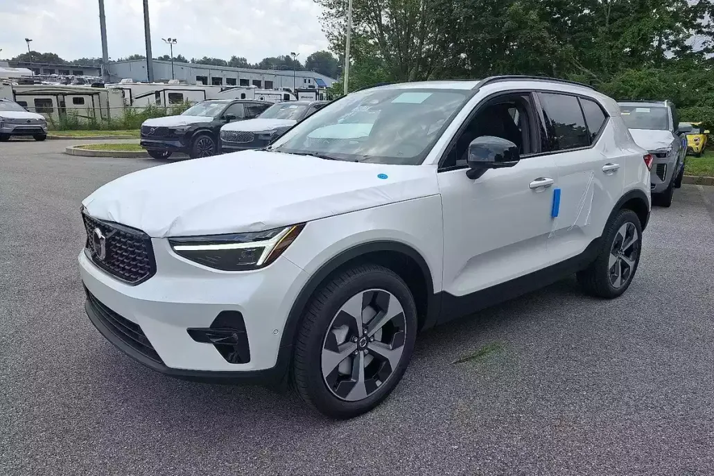 2026 Volvo XC40 Plus photo 1