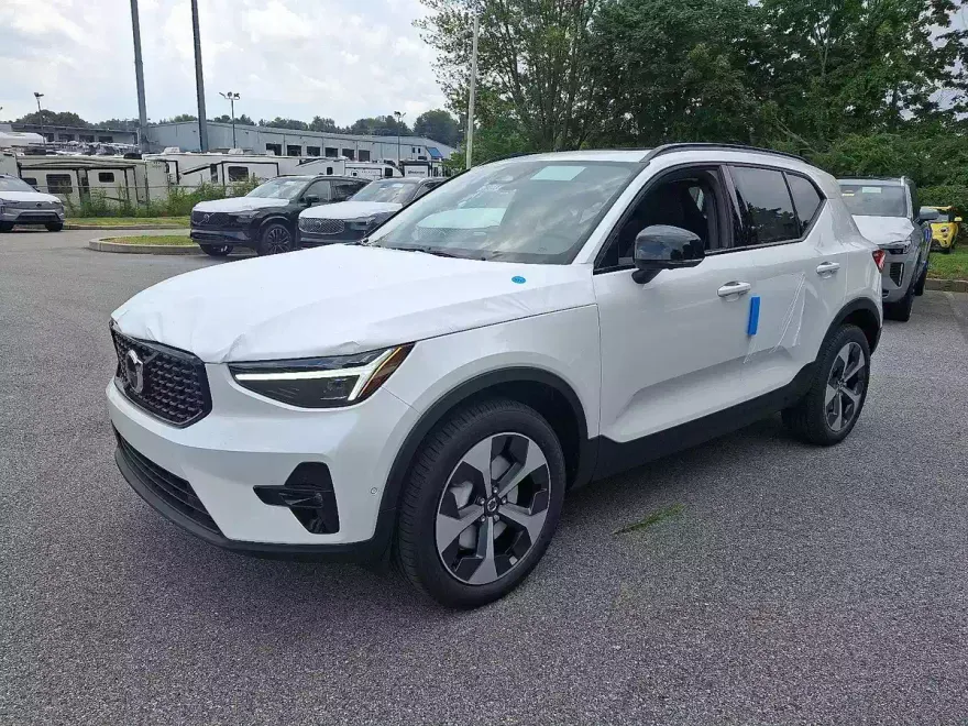 2026 Volvo XC40 Plus photo 1