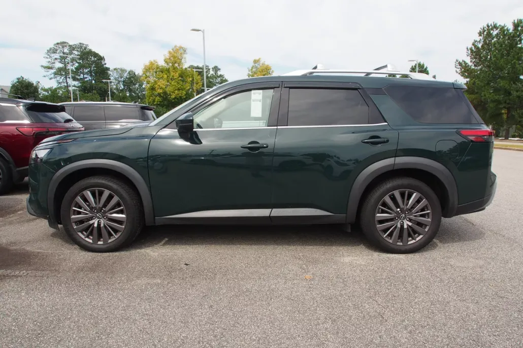 2023 Nissan Pathfinder SL photo 1