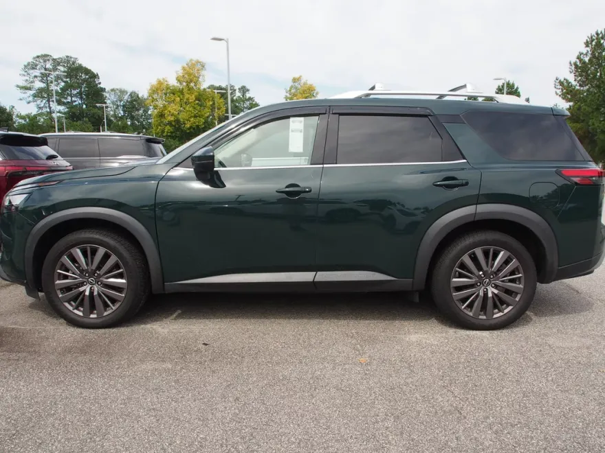 2023 Nissan Pathfinder SL photo 1