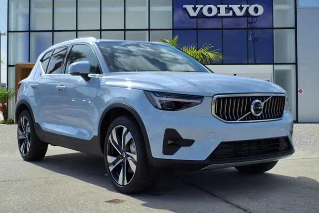 2025 Volvo XC40 photo 1