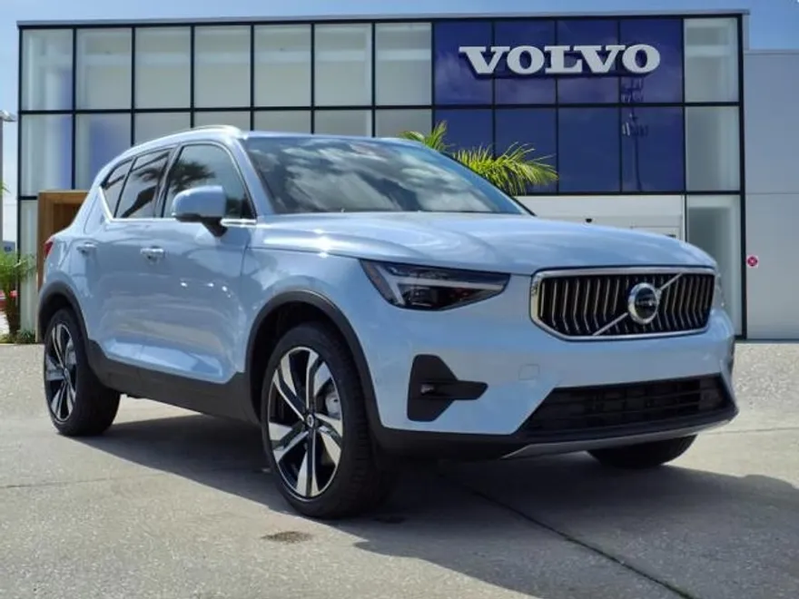 2025 Volvo XC40 photo 1