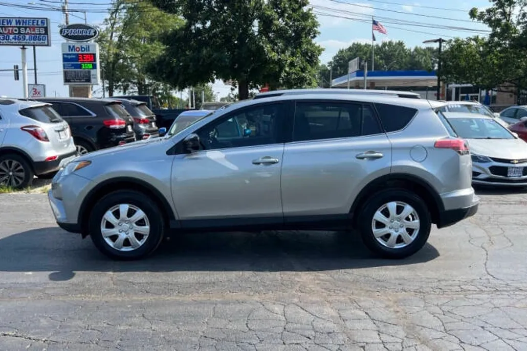 2017 Toyota RAV4 LE photo 1