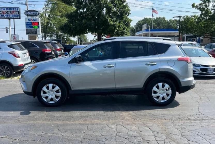 2017 Toyota RAV4 LE photo 1