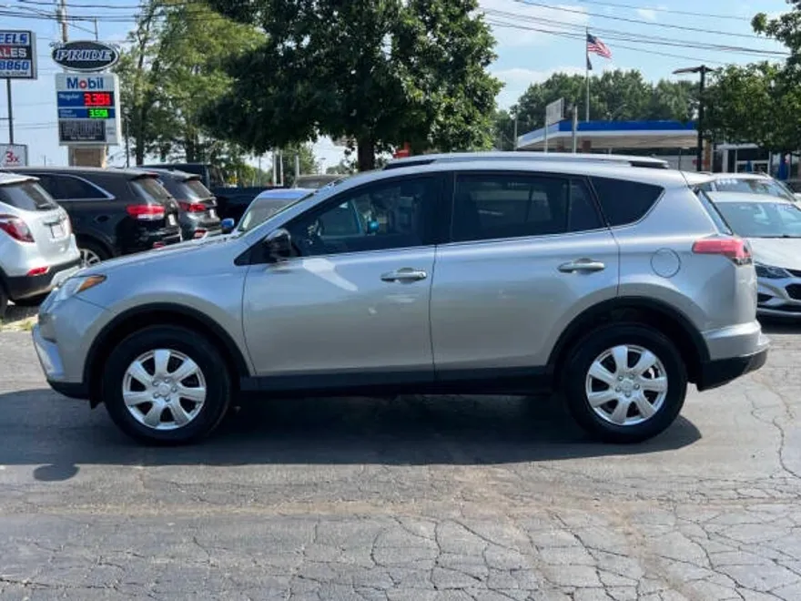 2017 Toyota RAV4 LE photo 1