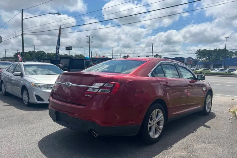 2015 Ford Taurus SEL photo 1