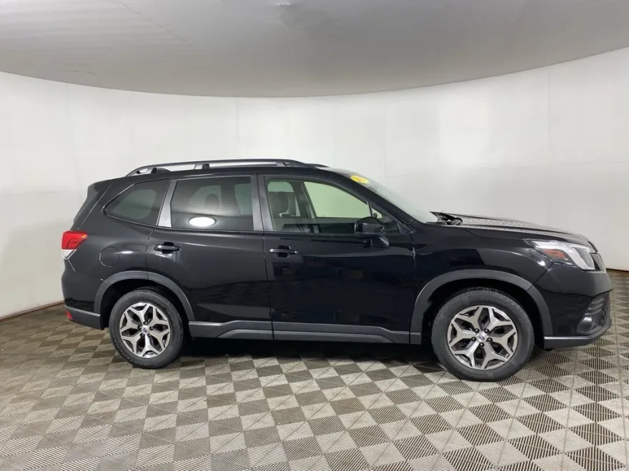 2023 Subaru Forester Premium photo 1