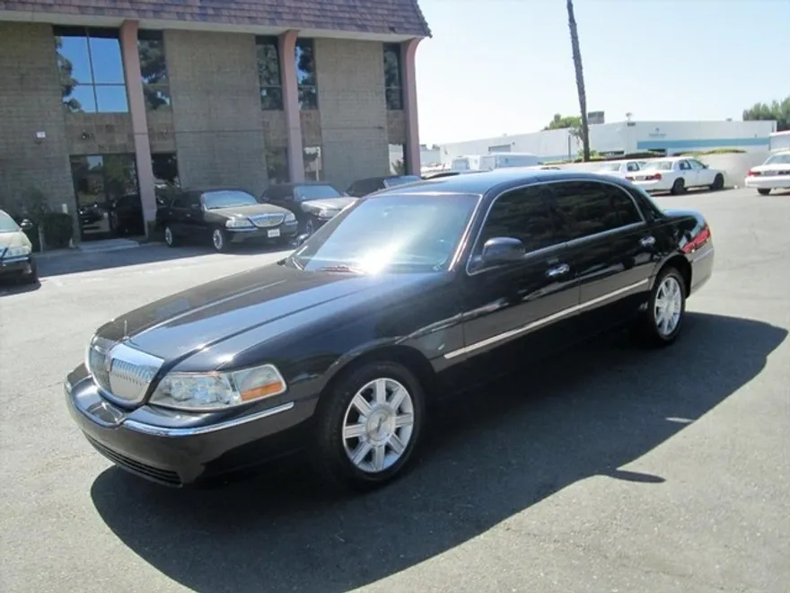 2011 Lincoln Town Car Executive photo 1