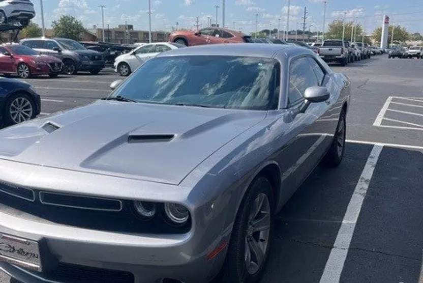 2016 Dodge Challenger SXT photo 1