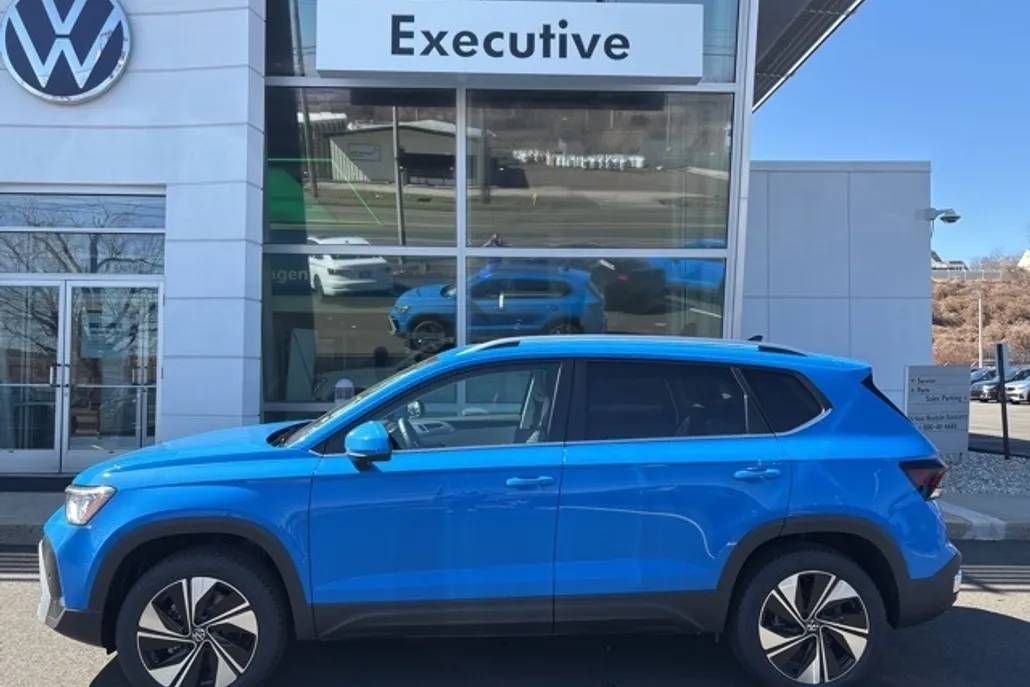 2025 Volkswagen Taos SE photo 1