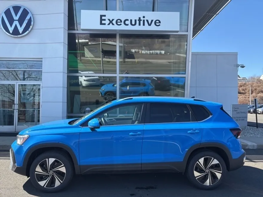 2025 Volkswagen Taos SE photo 1