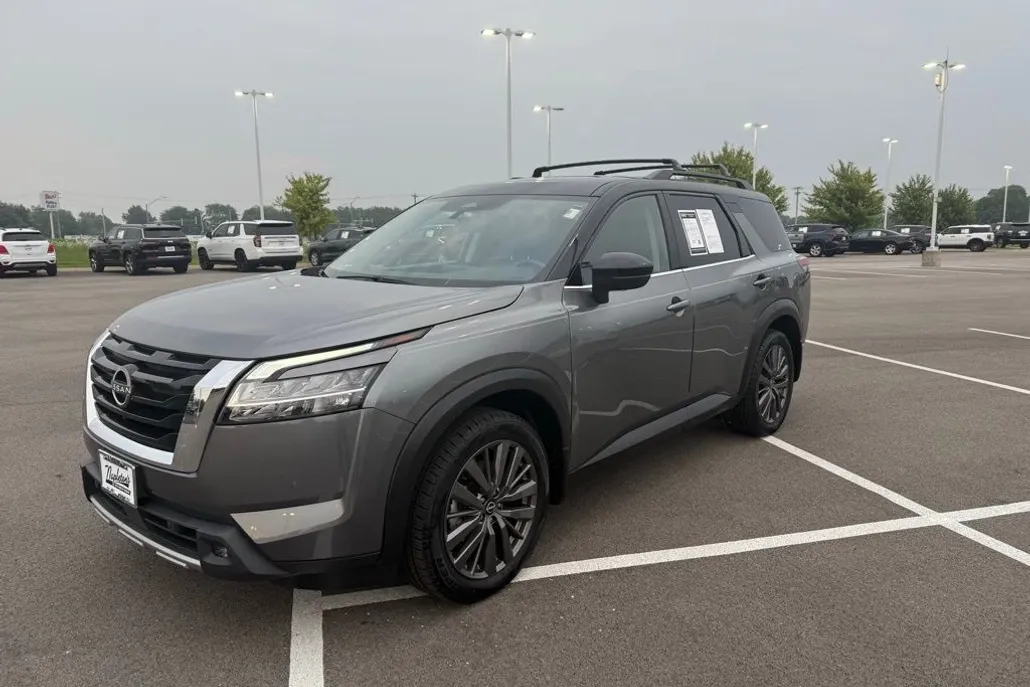 2022 Nissan Pathfinder SL photo 1