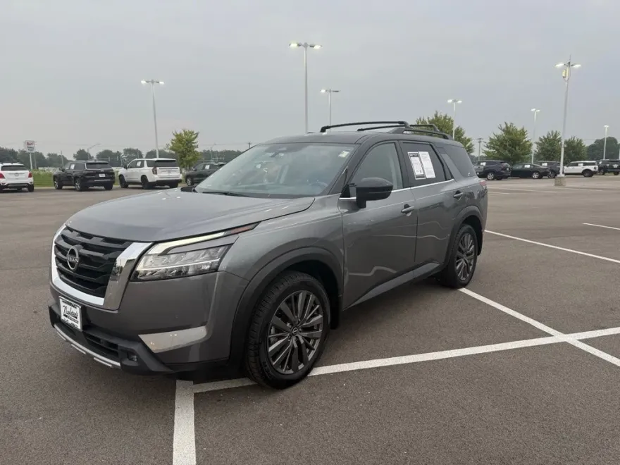 2022 Nissan Pathfinder SL photo 1