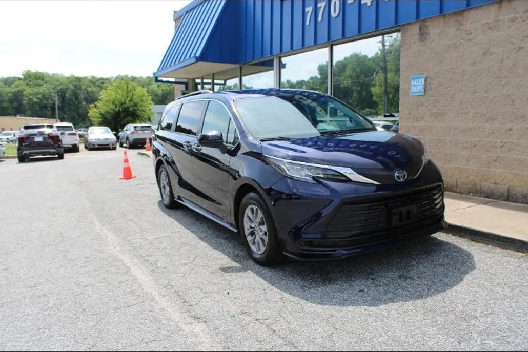 2022 Toyota Sienna LE photo 1