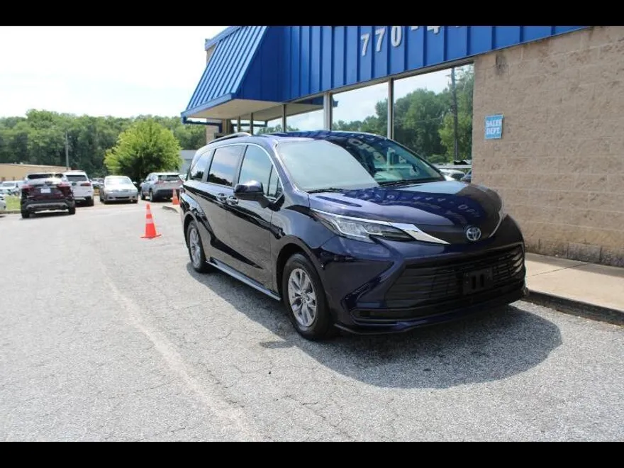 2022 Toyota Sienna LE photo 1