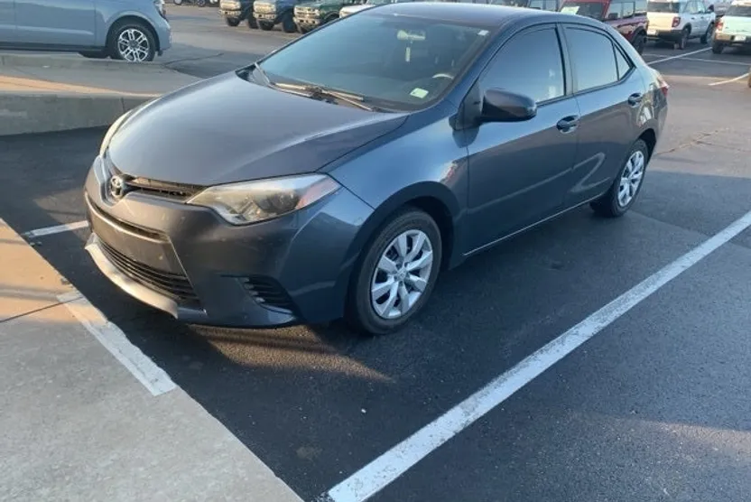 2016 Toyota Corolla LE photo 1