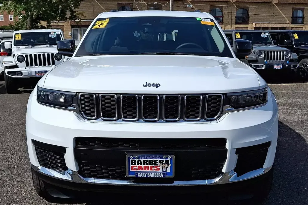 2023 Jeep Grand Cherokee Laredo photo 1