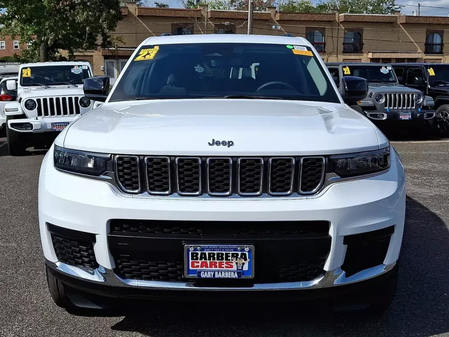 2023 Jeep Grand Cherokee Laredo photo 1