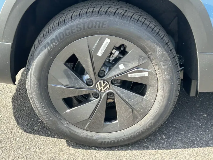 2025 Volkswagen Taos S photo 1