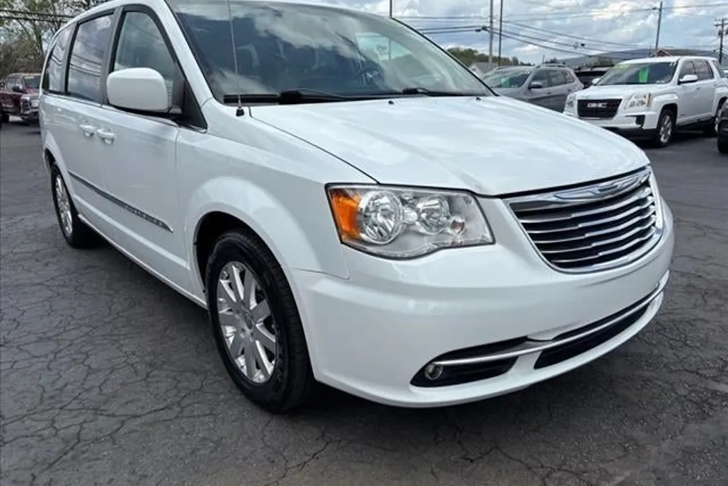 2016 Chrysler Town & Country Touring photo 1