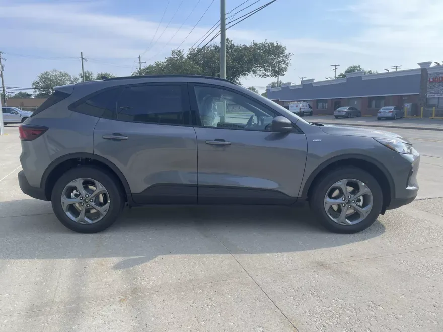 2025 Ford Escape ST-Line photo 1