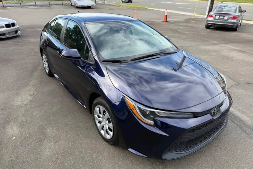 2022 Toyota Corolla LE photo 1