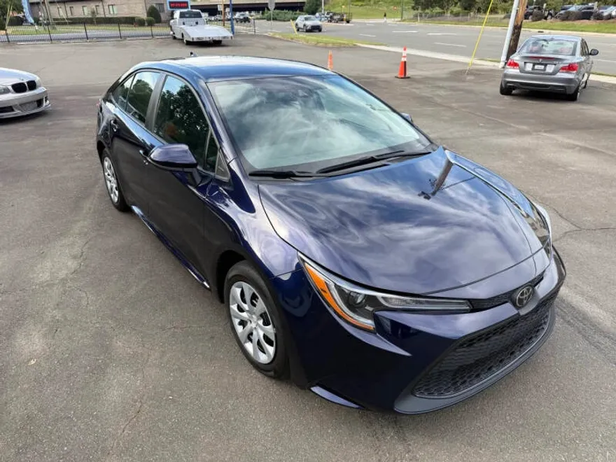 2022 Toyota Corolla LE photo 1