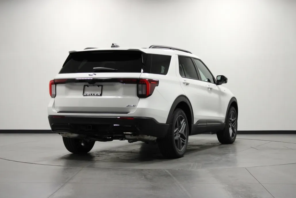 2025 Ford Explorer ST-Line photo 1