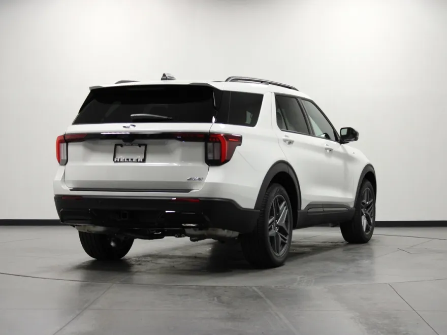 2025 Ford Explorer ST-Line photo 1