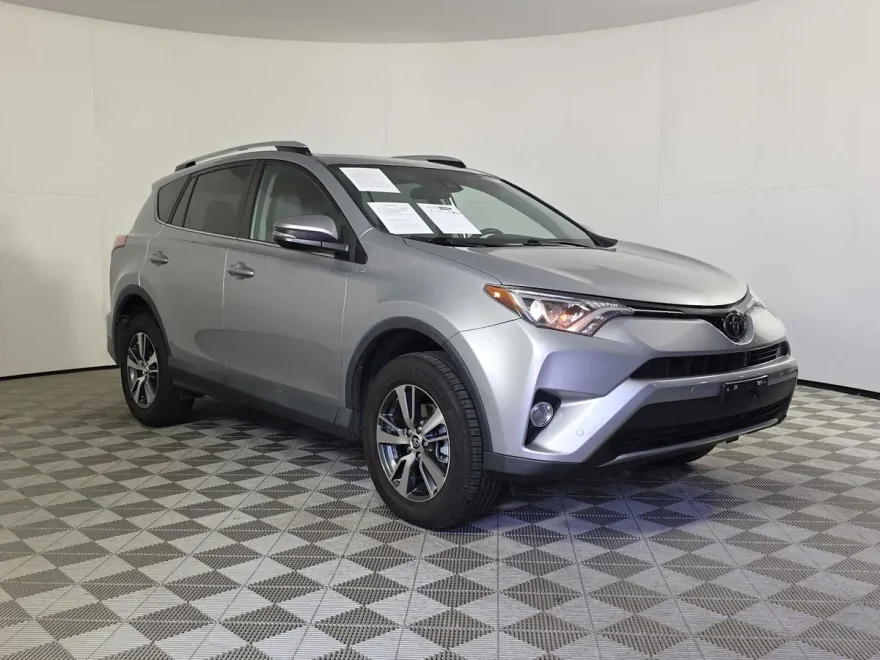 2016 Toyota RAV4 XLE photo 1