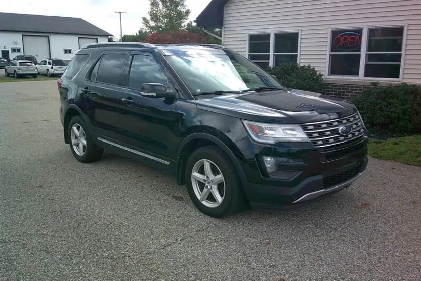 2016 Ford Explorer XLT photo 1