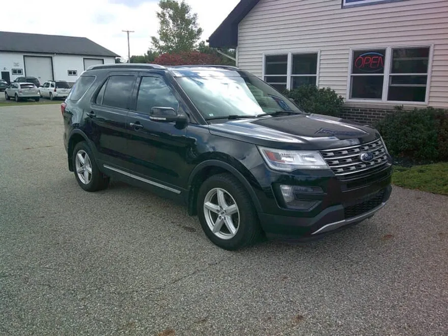 2016 Ford Explorer XLT photo 1