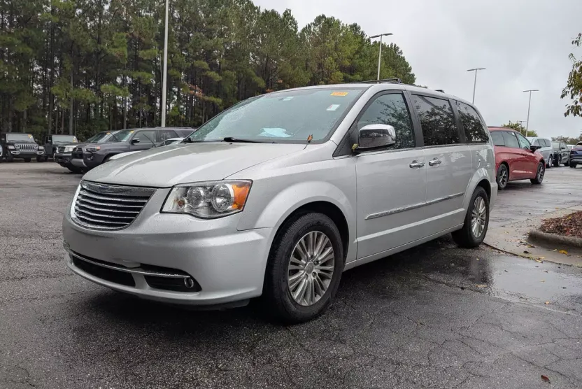 2012 Chrysler Town & Country photo 1