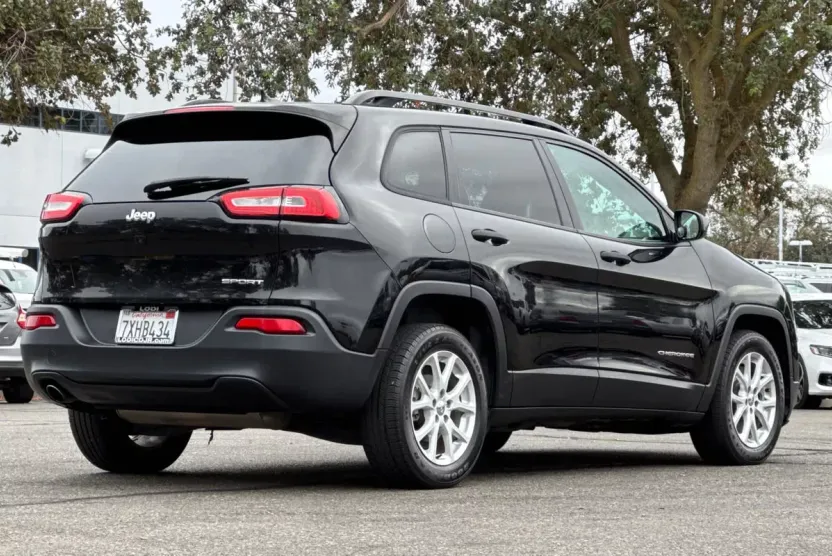 2017 Jeep Cherokee Sport photo 1
