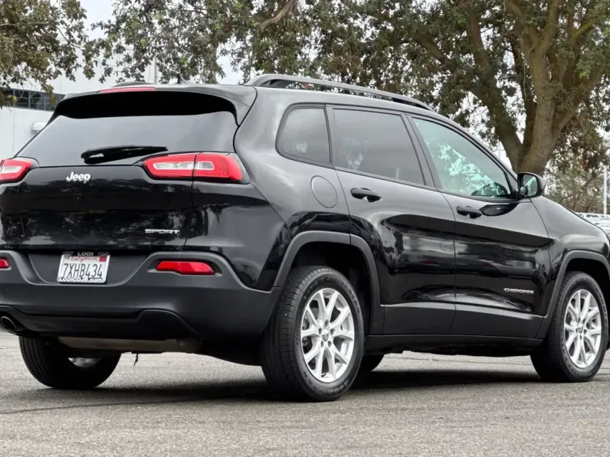 2017 Jeep Cherokee Sport photo 1